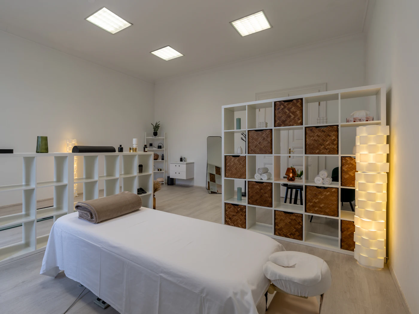 Sala de tratamiento con camilla y luz natural (imagen ilustrativa)
