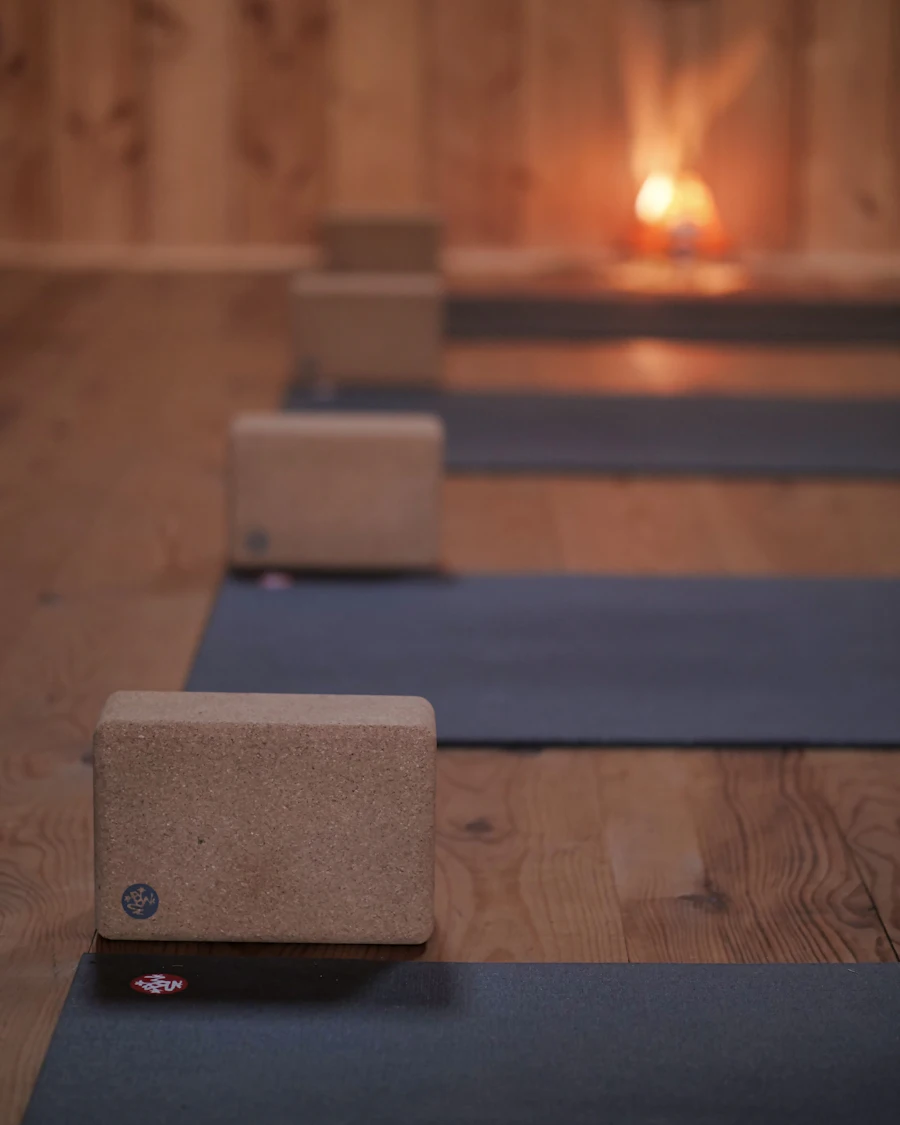 Bloques de corcho sobre esterillas de yoga (imagen ilustrativa)